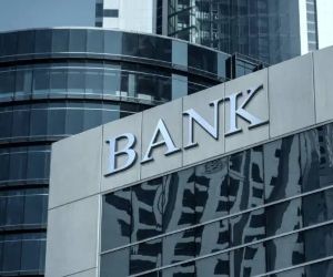 Met beleggen kunt u uw vermogen in de loop der tijd laten groeien door uw geld te investeren in activa zoals aandelen, obligaties, fondsen, onroerend goed en meer. Ze brengen echter altijd risico's met zich mee, zoals marktvolatiliteit, mogelijk kapitaalverlies en inflatie die rendementen uitholt. De sleutel is om te beleggen met een duidelijke strategie, de juiste spreiding en alleen met kapitaal dat uw financiële stabiliteit niet in gevaar brengt.