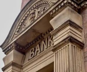 Cryptovaluta bieden een hoog rendementspotentieel en meer financiële vrijheid dankzij decentralisatie en opereren in een markt die 24/7 open is. Ze vormen echter een risicovolle belegging vanwege de extreme volatiliteit en het gebrek aan regulering. De belangrijkste risico's zijn snelle verliezen en cyberbeveiligingsproblemen. De sleutel tot succes is om alleen te investeren met een duidelijke strategie en met kapitaal dat uw financiële stabiliteit niet in gevaar brengt.