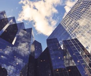 Grondstoffen zoals goud, olie, landbouwproducten en industriële metalen bieden mogelijkheden om uw portefeuille te diversifiëren en u in te dekken tegen inflatie. Ze zijn echter ook risicovolle beleggingen vanwege prijsvolatiliteit, geopolitieke spanningen en vraag-aanbodschokken. De sleutel is om te beleggen met een duidelijke strategie, inzicht in de onderliggende marktfactoren en alleen met kapitaal dat uw financiële stabiliteit niet in gevaar brengt.