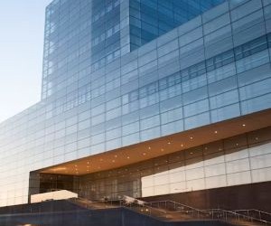 Grondstoffen zoals goud, olie, landbouwproducten en industriële metalen bieden mogelijkheden om uw portefeuille te diversifiëren en u in te dekken tegen inflatie. Ze zijn echter ook risicovolle beleggingen vanwege prijsvolatiliteit, geopolitieke spanningen en vraag-aanbodschokken. De sleutel is om te beleggen met een duidelijke strategie, inzicht in de onderliggende marktfactoren en alleen met kapitaal dat uw financiële stabiliteit niet in gevaar brengt.