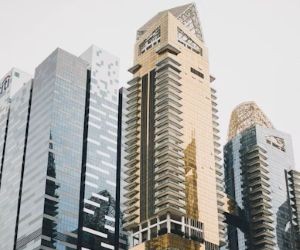 Grondstoffen zoals goud, olie, landbouwproducten en industriële metalen bieden mogelijkheden om uw portefeuille te diversifiëren en u in te dekken tegen inflatie. Ze zijn echter ook risicovolle beleggingen vanwege prijsvolatiliteit, geopolitieke spanningen en vraag-aanbodschokken. De sleutel is om te beleggen met een duidelijke strategie, inzicht in de onderliggende marktfactoren en alleen met kapitaal dat uw financiële stabiliteit niet in gevaar brengt.