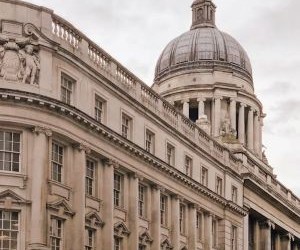 Forex biedt kansen om te profiteren van schommelingen tussen wereldwijde valuta's in een uiterst liquide markt die 24 uur per dag handelt. Het is echter ook een zeer risicovolle markt vanwege hefboomwerking, sterke volatiliteit en de impact van macro-economisch nieuws. De sleutel is om te handelen met een heldere strategie, strikt risicobeheer en alleen met kapitaal dat u zich kunt veroorloven te verliezen, zonder uw financiële stabiliteit in gevaar te brengen.