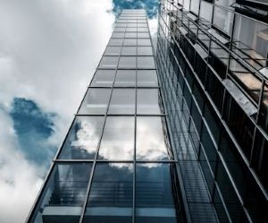 Grondstoffen zoals goud, olie, landbouwproducten en industriële metalen bieden mogelijkheden om uw portefeuille te diversifiëren en u in te dekken tegen inflatie. Ze zijn echter ook risicovolle beleggingen vanwege prijsvolatiliteit, geopolitieke spanningen en vraag-aanbodschokken. De sleutel is om te beleggen met een duidelijke strategie, inzicht in de onderliggende marktfactoren en alleen met kapitaal dat uw financiële stabiliteit niet in gevaar brengt.