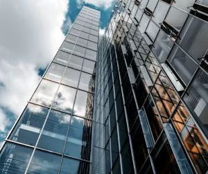 Forex biedt kansen om te profiteren van schommelingen tussen wereldwijde valuta's in een uiterst liquide markt die 24 uur per dag handelt. Het is echter ook een zeer risicovolle markt vanwege hefboomwerking, sterke volatiliteit en de impact van macro-economisch nieuws. De sleutel is om te handelen met een heldere strategie, strikt risicobeheer en alleen met kapitaal dat u zich kunt veroorloven te verliezen, zonder uw financiële stabiliteit in gevaar te brengen.