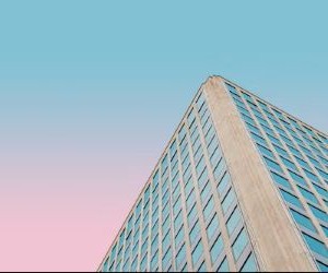 Grondstoffen zoals goud, olie, landbouwproducten en industriële metalen bieden mogelijkheden om uw portefeuille te diversifiëren en u in te dekken tegen inflatie. Ze zijn echter ook risicovolle beleggingen vanwege prijsvolatiliteit, geopolitieke spanningen en vraag-aanbodschokken. De sleutel is om te beleggen met een duidelijke strategie, inzicht in de onderliggende marktfactoren en alleen met kapitaal dat uw financiële stabiliteit niet in gevaar brengt.