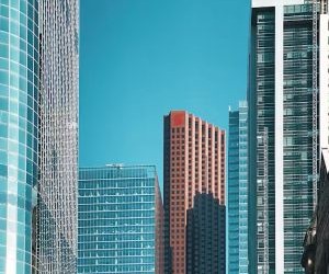 Forex biedt kansen om te profiteren van schommelingen tussen wereldwijde valuta's in een uiterst liquide markt die 24 uur per dag handelt. Het is echter ook een zeer risicovolle markt vanwege hefboomwerking, sterke volatiliteit en de impact van macro-economisch nieuws. De sleutel is om te handelen met een heldere strategie, strikt risicobeheer en alleen met kapitaal dat u zich kunt veroorloven te verliezen, zonder uw financiële stabiliteit in gevaar te brengen.