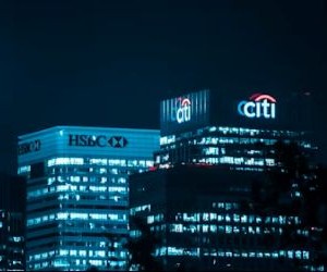 Forex biedt kansen om te profiteren van schommelingen tussen wereldwijde valuta's in een uiterst liquide markt die 24 uur per dag handelt. Het is echter ook een zeer risicovolle markt vanwege hefboomwerking, sterke volatiliteit en de impact van macro-economisch nieuws. De sleutel is om te handelen met een heldere strategie, strikt risicobeheer en alleen met kapitaal dat u zich kunt veroorloven te verliezen, zonder uw financiële stabiliteit in gevaar te brengen.