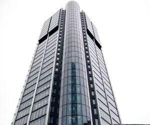 Forex biedt kansen om te profiteren van schommelingen tussen wereldwijde valuta's in een uiterst liquide markt die 24 uur per dag handelt. Het is echter ook een zeer risicovolle markt vanwege hefboomwerking, sterke volatiliteit en de impact van macro-economisch nieuws. De sleutel is om te handelen met een heldere strategie, strikt risicobeheer en alleen met kapitaal dat u zich kunt veroorloven te verliezen, zonder uw financiële stabiliteit in gevaar te brengen.