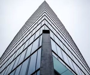 Forex biedt kansen om te profiteren van schommelingen tussen wereldwijde valuta's in een uiterst liquide markt die 24 uur per dag handelt. Het is echter ook een zeer risicovolle markt vanwege hefboomwerking, sterke volatiliteit en de impact van macro-economisch nieuws. De sleutel is om te handelen met een heldere strategie, strikt risicobeheer en alleen met kapitaal dat u zich kunt veroorloven te verliezen, zonder uw financiële stabiliteit in gevaar te brengen.