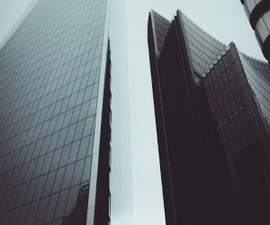 Forex biedt kansen om te profiteren van schommelingen tussen wereldwijde valuta's in een uiterst liquide markt die 24 uur per dag handelt. Het is echter ook een zeer risicovolle markt vanwege hefboomwerking, sterke volatiliteit en de impact van macro-economisch nieuws. De sleutel is om te handelen met een heldere strategie, strikt risicobeheer en alleen met kapitaal dat u zich kunt veroorloven te verliezen, zonder uw financiële stabiliteit in gevaar te brengen.