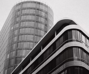 Forex biedt kansen om te profiteren van schommelingen tussen wereldwijde valuta's in een uiterst liquide markt die 24 uur per dag handelt. Het is echter ook een zeer risicovolle markt vanwege hefboomwerking, sterke volatiliteit en de impact van macro-economisch nieuws. De sleutel is om te handelen met een heldere strategie, strikt risicobeheer en alleen met kapitaal dat u zich kunt veroorloven te verliezen, zonder uw financiële stabiliteit in gevaar te brengen.