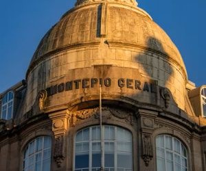 Forex biedt kansen om te profiteren van schommelingen tussen wereldwijde valuta's in een uiterst liquide markt die 24 uur per dag handelt. Het is echter ook een zeer risicovolle markt vanwege hefboomwerking, sterke volatiliteit en de impact van macro-economisch nieuws. De sleutel is om te handelen met een heldere strategie, strikt risicobeheer en alleen met kapitaal dat u zich kunt veroorloven te verliezen, zonder uw financiële stabiliteit in gevaar te brengen.