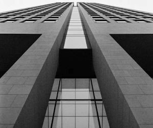 Forex biedt kansen om te profiteren van schommelingen tussen wereldwijde valuta's in een uiterst liquide markt die 24 uur per dag handelt. Het is echter ook een zeer risicovolle markt vanwege hefboomwerking, sterke volatiliteit en de impact van macro-economisch nieuws. De sleutel is om te handelen met een heldere strategie, strikt risicobeheer en alleen met kapitaal dat u zich kunt veroorloven te verliezen, zonder uw financiële stabiliteit in gevaar te brengen.