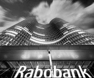 Cryptovaluta bieden een hoog rendementspotentieel en meer financiële vrijheid dankzij decentralisatie en opereren in een markt die 24/7 open is. Ze vormen echter een risicovolle belegging vanwege de extreme volatiliteit en het gebrek aan regulering. De belangrijkste risico's zijn snelle verliezen en cyberbeveiligingsproblemen. De sleutel tot succes is om alleen te investeren met een duidelijke strategie en met kapitaal dat uw financiële stabiliteit niet in gevaar brengt.