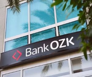 Grondstoffen zoals goud, olie, landbouwproducten en industriële metalen bieden mogelijkheden om uw portefeuille te diversifiëren en u in te dekken tegen inflatie. Ze zijn echter ook risicovolle beleggingen vanwege prijsvolatiliteit, geopolitieke spanningen en vraag-aanbodschokken. De sleutel is om te beleggen met een duidelijke strategie, inzicht in de onderliggende marktfactoren en alleen met kapitaal dat uw financiële stabiliteit niet in gevaar brengt.