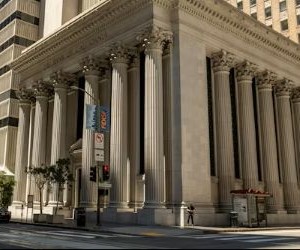 Aandelen bieden de mogelijkheid voor groei op de lange termijn en dividendinkomsten door te investeren in bedrijven die in de loop van de tijd waarde creëren. Ze brengen echter ook aanzienlijke risico's met zich mee vanwege de volatiliteit van de markt, economische cycli en bedrijfsspecifieke gebeurtenissen. Het belangrijkste is om te investeren met een heldere strategie, de juiste spreiding en alleen met kapitaal dat uw financiële stabiliteit niet in gevaar brengt.