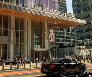 Forex biedt kansen om te profiteren van schommelingen tussen wereldwijde valuta's in een uiterst liquide markt die 24 uur per dag handelt. Het is echter ook een zeer risicovolle markt vanwege hefboomwerking, sterke volatiliteit en de impact van macro-economisch nieuws. De sleutel is om te handelen met een heldere strategie, strikt risicobeheer en alleen met kapitaal dat u zich kunt veroorloven te verliezen, zonder uw financiële stabiliteit in gevaar te brengen.