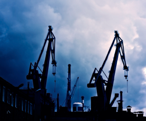 Olie kan bijdragen aan portefeuilledifferentiatie en bescherming tegen inflatie, maar blijft een volatiel en risicovol actief dat gevoelig is voor geopolitieke spanningen en schokken in vraag en aanbod.